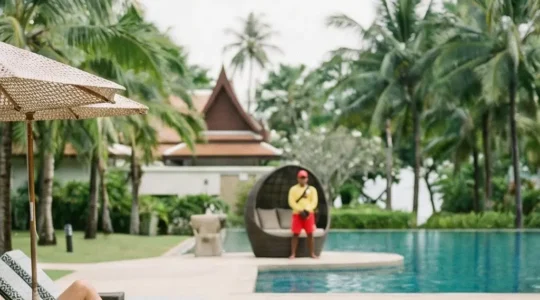 Famille avec enfants profitant de la piscine d'un resort à Phuket
