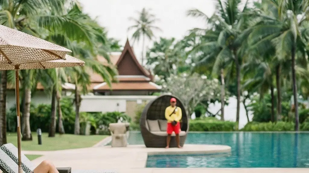Famille avec enfants profitant de la piscine d'un resort à Phuket